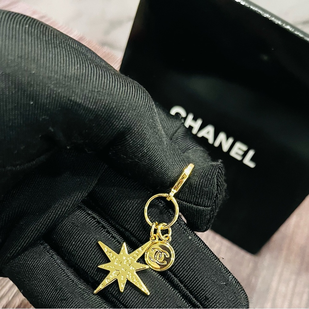 ✨ CHANEL Star & CC Charm Pendant — A Little Piece of Parisian Magic - Picture 3 of 5